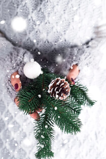 Vrouwenholding in decoratief boeket van handen het houten Kerstmis