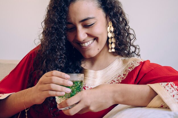 Vrouwenholding met handen groene arabische thee
