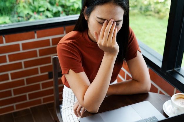 Vrouwenhoofdpijn na lang het werken aan laptop