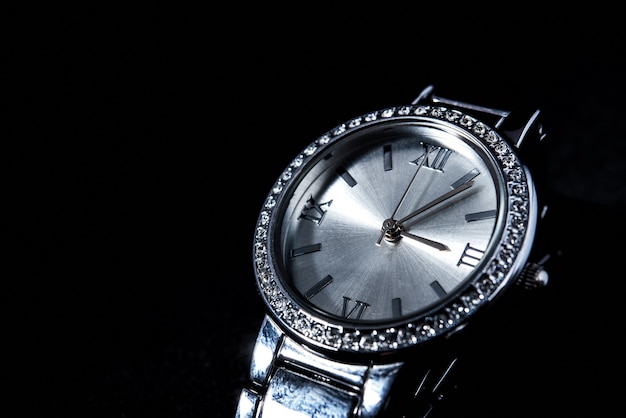 Vrouwenhorloge met diamant op zwarte achtergrond