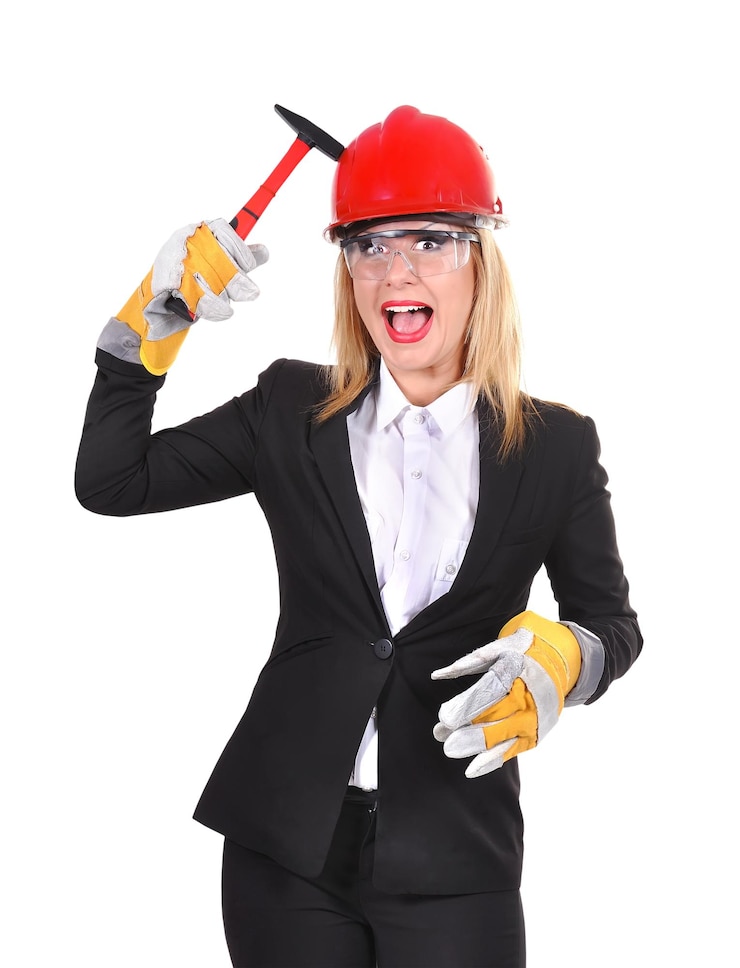 Foto vrouweningenieur met hamer
