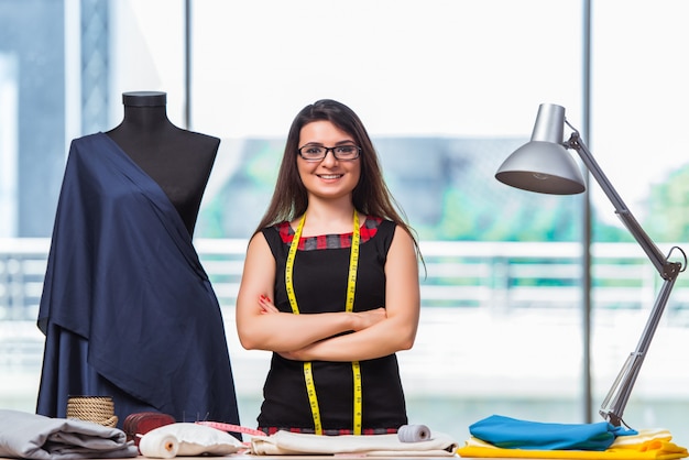 Vrouwenkleermaker die aan nieuwe kleding werken