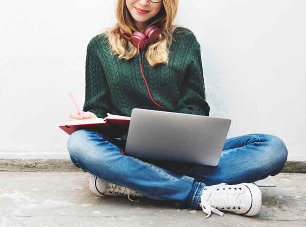 Foto vrouwenlaptop die de technologieconcept zoeken van de onderzoeksverbinding