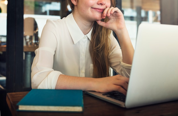 Vrouwenlaptop die het Zoeken Sociaal Voorzien van een netwerk doorbladeren