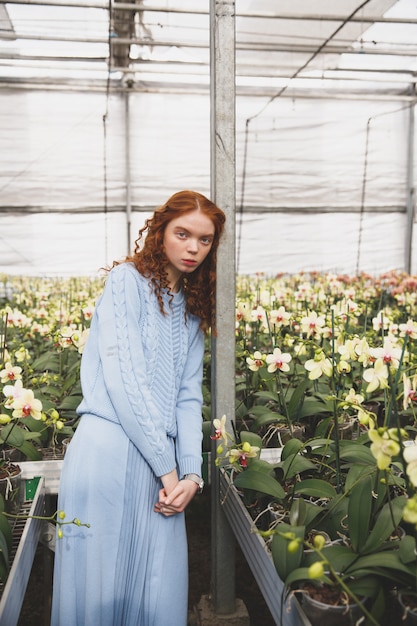 Vrouwenlening in straal dichtbij bloemen