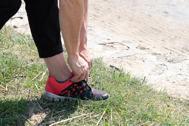 Vrouwenloper die haar schoenen bindt en zich voorbereidt op een jogging