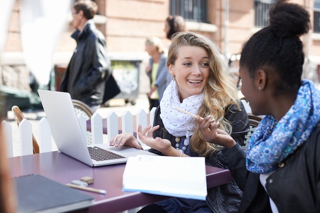 Vrouwenonderwijs en studenten met laptop buiten en geluk met project studeren of leren Vriendinnen meisjes of jongeren buiten glimlachen of kennis met brainstormen of idee delen