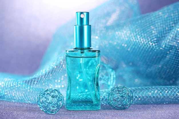 Vrouwenparfum in mooie fles op blauwe achtergrond