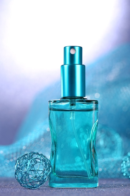 Vrouwenparfum in mooie fles op blauwe achtergrond