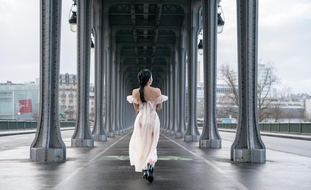 Vrouwenportret onder Bir Hakeim-brug Parijs Frankrijk