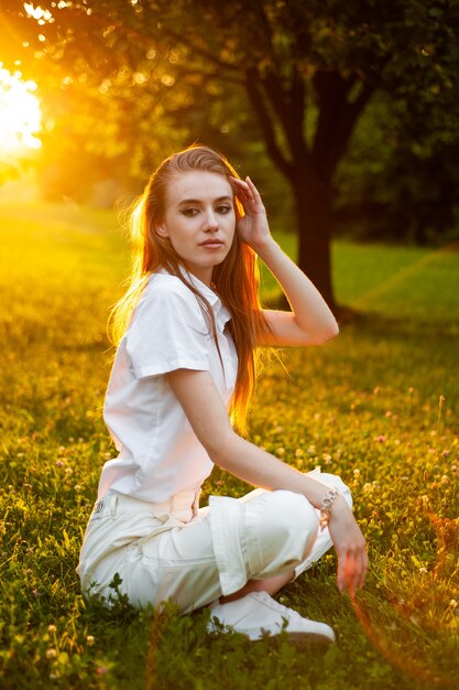 vrouwenportret op zonsondergang dichtbij de boom