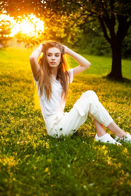 vrouwenportret op zonsondergang dichtbij de boom