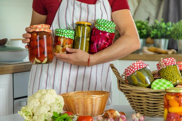 Vrouwenpot bewaart groenten in de keuken Selectieve aandacht