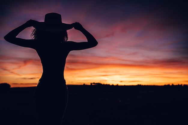 Foto vrouwensilhouet in de mooie zonsondergang