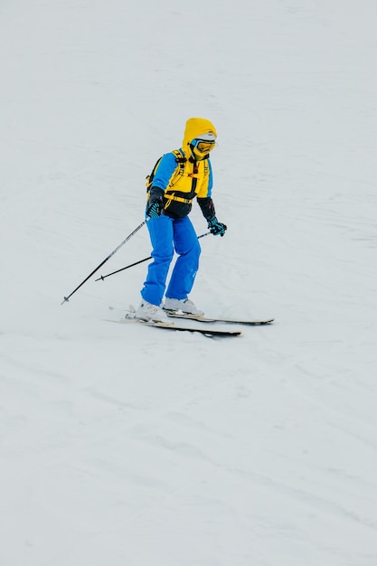 Vrouwenskiër bij de extreme sport van de skihellingwinter?