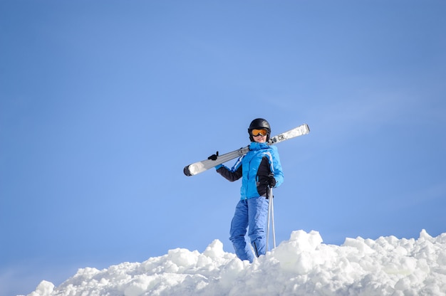 Vrouwenskiër bovenop de berg. Wintersport concept