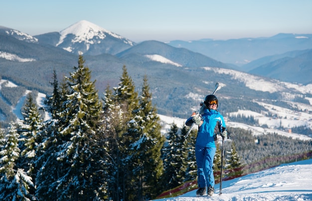 Vrouwenskiër op helling bij skiresort in de winter