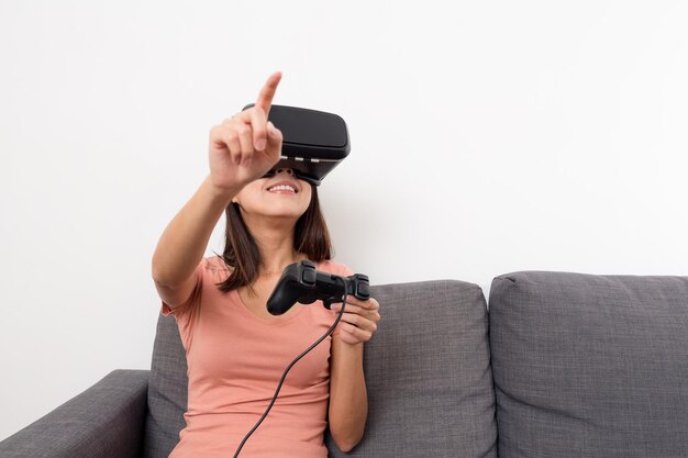 Vrouwenspel met VR-apparaat en joystick