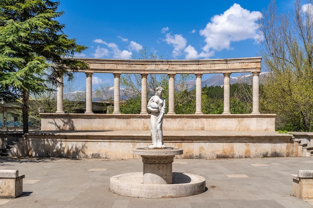 Foto vrouwenstandbeeld met een waterkan in het amfitheater in dilijan armenia