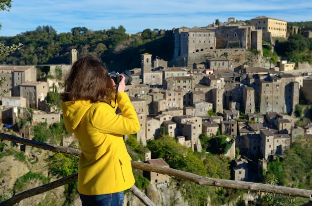 Vrouwentoerist die foto van de middeleeuwse stad van tuffsorano in italië maken