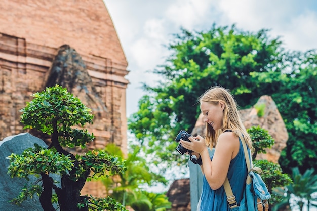 Vrouwentoerist in vietnam po nagar cham tovers