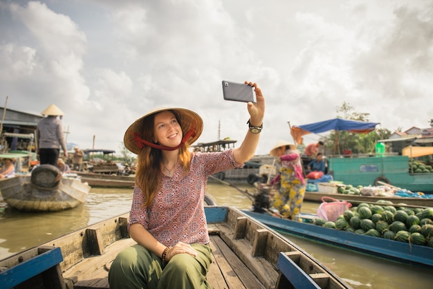 Foto vrouwentoerist op drijvende markt in vietnam