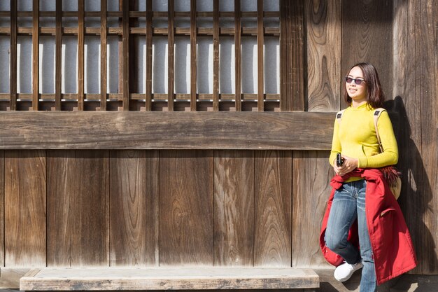 Vrouwentoerist reist naar de Kencho-ji-tempel in Japan