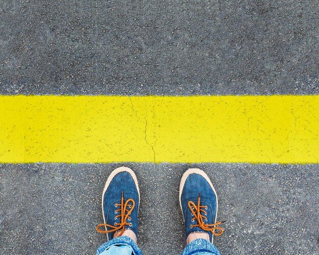 Vrouwenvoeten in sneakers die aan de lijn staan