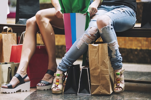 Vrouwenvrienden tijdens het winkelen met pakketten en samen winkelen