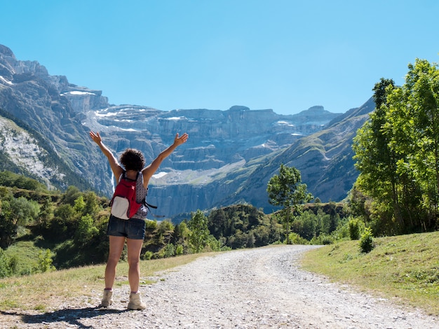 Vrouwenwandelaar en cirque de Gavarnie