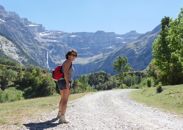 Vrouwenwandelaar en cirque de Gavarnie