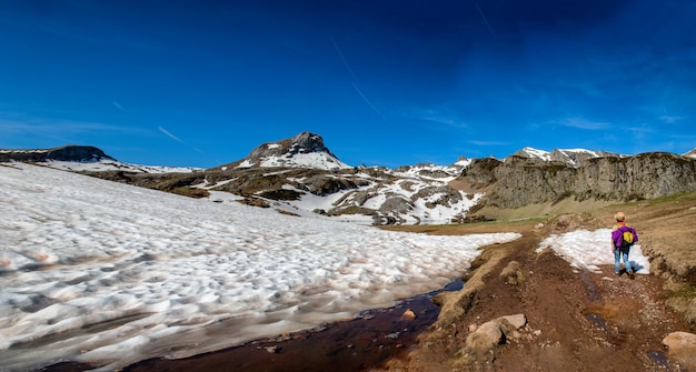 Vrouwenwandelaar op de weg in de Franse Pyreneeën