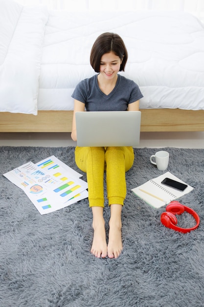 Vrouwenzitting en het gebruiken van computer in slaapkamer