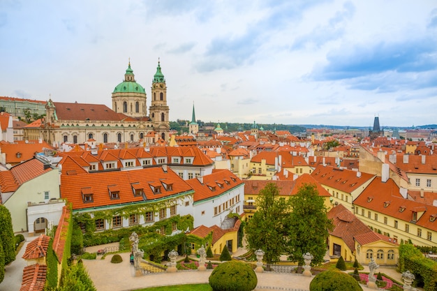 Vrtba tuin of vrtbovska zahrada en uitzicht op de oude stad van praag, tsjechië