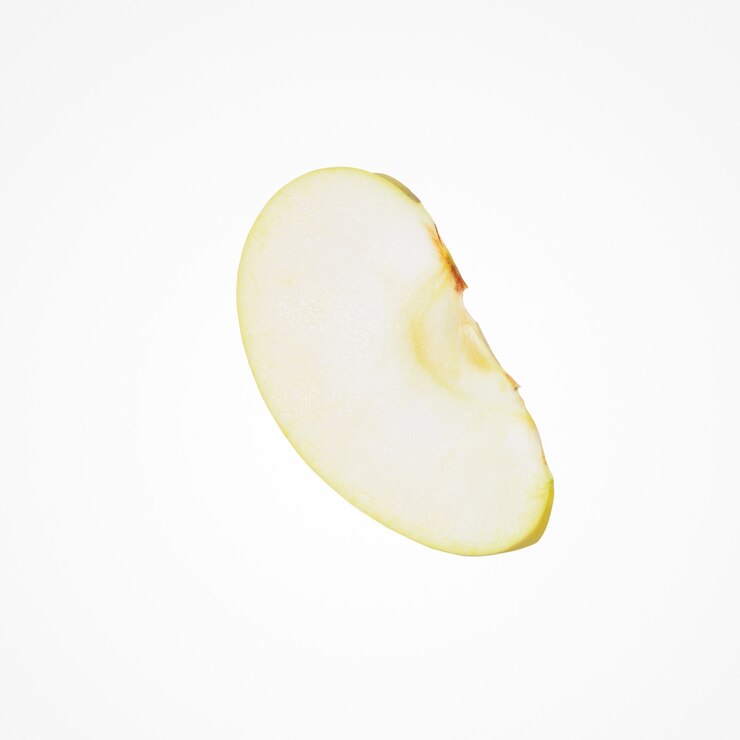Vruchten samenstelling. Gezonde dieetstukken een appel isolat op witte studioachtergrond.