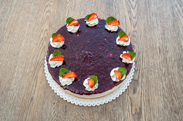 Vruchtencake met marmelade en slagroom