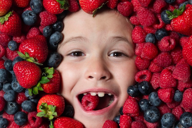 Vruchtenset Kindergezicht met bessenmix van aardbei, bosbes, framboos, braambes