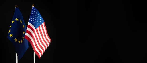 VS en EU vlaggen banner Sancties druk politiek crisis en koude oorlog concept Zwarte achtergrond foto Europa Unie vs Verenigde Staten van Amerika