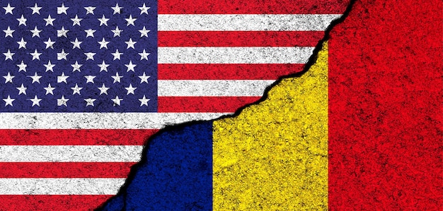 VS en Roemenië Vlaggen geschilderd op gebarsten betonnen muur Verenigde Staten Amerika Partnerschapsrelaties en conflictconcept Banner achtergrondfoto