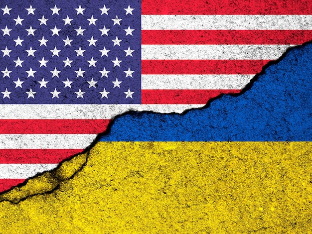 VS helpt Oekraïne in oorlog Stop het oorlogsconcept Verenigde Staten van Amerika en Oekraïense landvlaggen op gebarsten betonnen muur achtergrondfoto