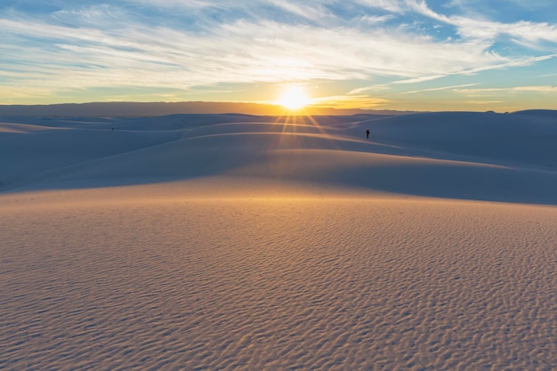 VS, New Mexico, Chihuahua-woestijn, White Sands National Monument, landschap met persoon