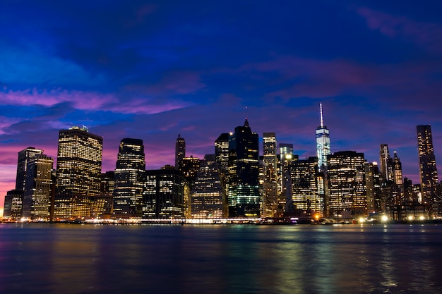 VS. New York City. 'S avonds boven Manhattan