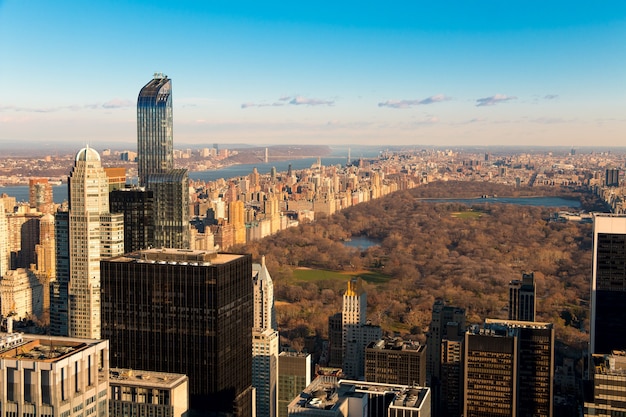 VS. New York City. Uitzicht vanaf een wolkenkrabber van Central Park. Vroege lente