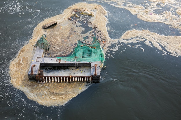 Vuil afvalwater in rioolwaterzuiveringsinstallatie