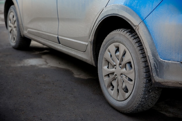 Vuil en stof op de carrosserie en wielen, chemicaliën en zout veroorzaken metaalcorrosie
