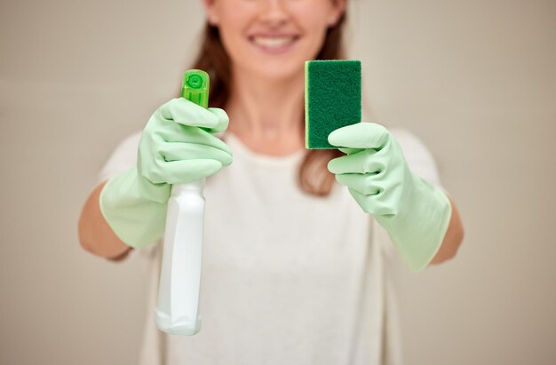 Vuil heeft niets op mij. Shot van een onherkenbaar persoon die schoonmaakspullen vasthoudt tegen een witte achtergrond.