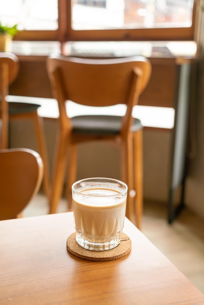 Vuil koffieglas in coffeeshop