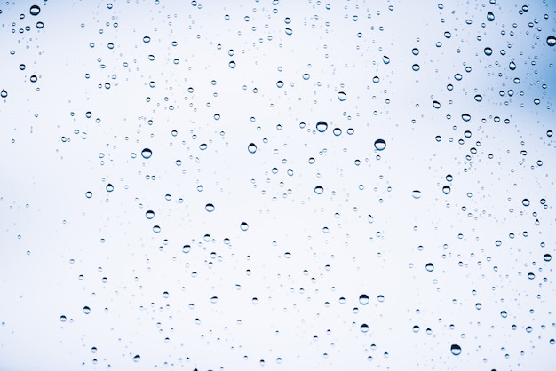 Foto vuil vensterglas met druppels regen.