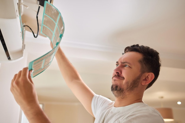 Vuile airconditionerfilter moet worden schoongemaakt Airconditionerservice repareren en apparatuur reinigen