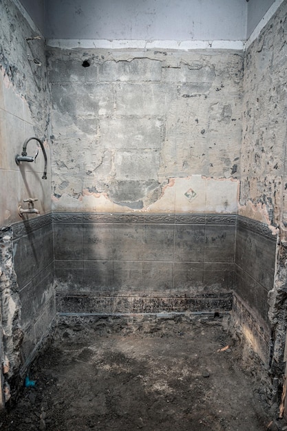 Vuile badkamer met sloop en renovatie